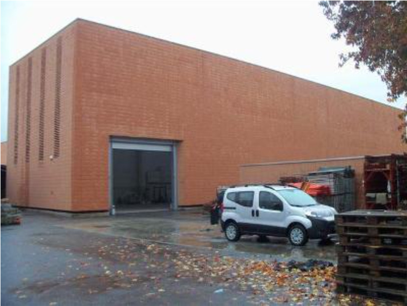 Capannone con altezza massima di 12,20 m