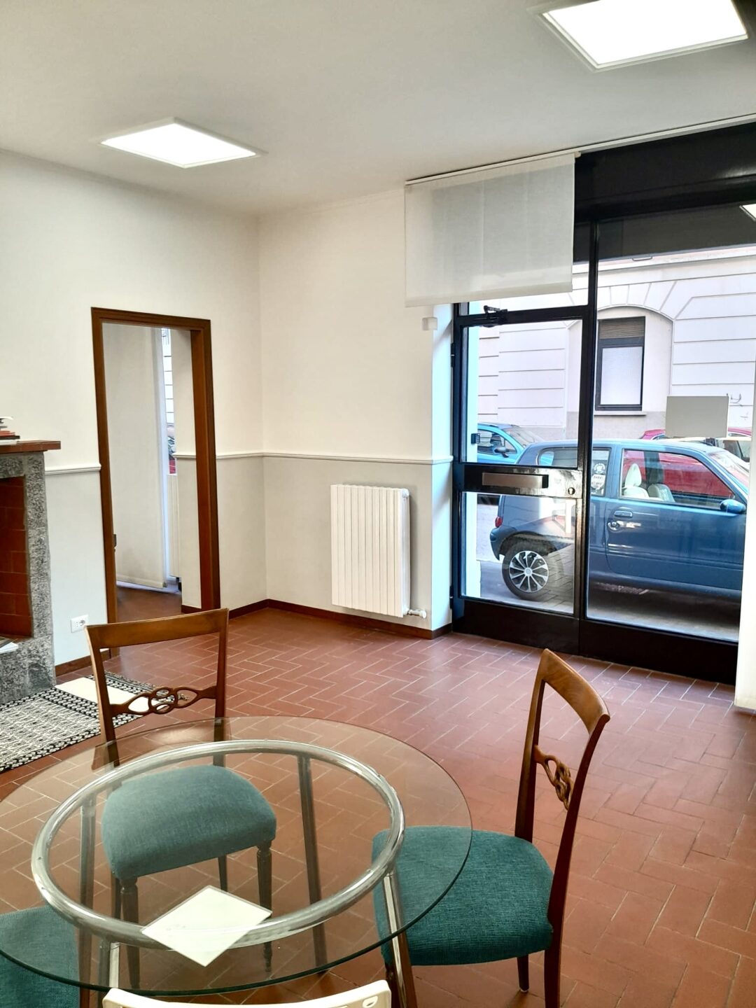 Negozio con doppio ingresso