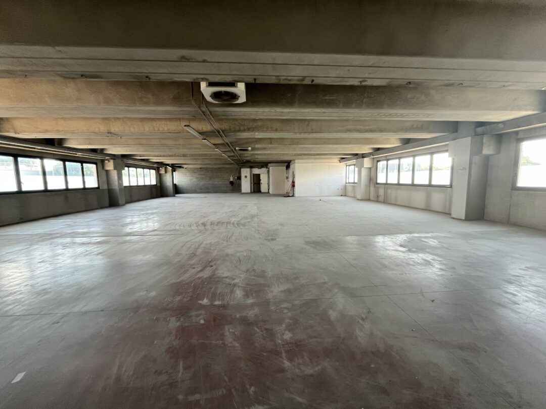 Capannone open space trasformabile in uffici – Via Cadorna 27